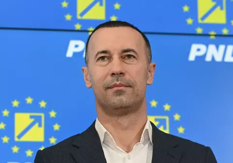 Protest la Biroul Electoral din Ploiești, după ce Iulian Dumitrescu, urmărit penal pentru mită, și-a depus candidatura la șefia CJ Prahova. Ce a decis PNL
