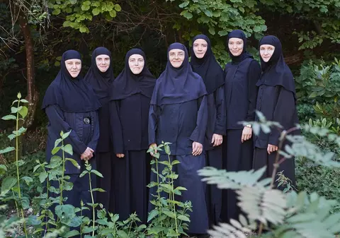 O mănăstire ortodoxă românească din Elveția, venituri de milioane de euro din „afacerea misterioasă cu mașini a maicii Antonia”