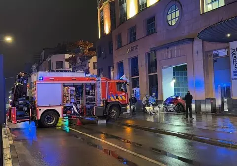 Imagini cu scările de la metrou blocate de o mașină, în Anvers. Unde voia șoferul, un turist străin, să se ducă