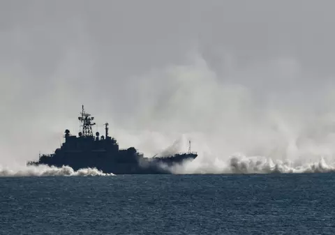 VIDEO: „Nava Cezar Kunikov a fost scufundată”. Ucraina publică imagini cu atacul cu drone maritime asupra navei ruse din Marea Neagră