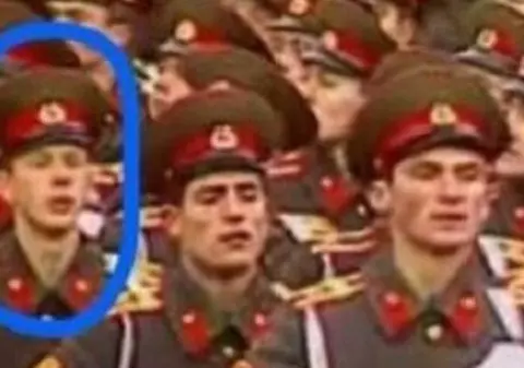 Rușii susțin că au găsit imagini cu șeful armatei ucrainene defilând la o paradă în Piața Roșie din Moscova, la celebrarea Marii Revoluții Socialiste