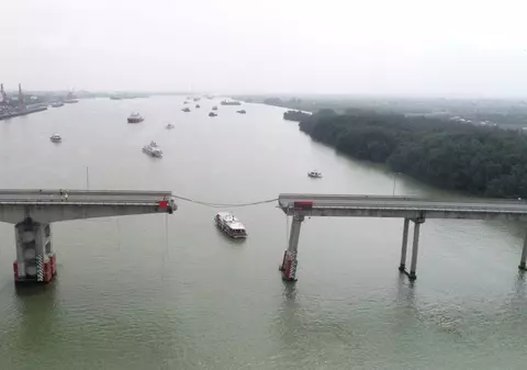 Pod rupt în China, după ce a fost lovit de o navă: cel puțin cinci morți și mașini căzute în apă