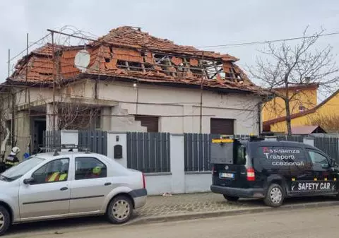 Explozie într-o casă din Timișoara. Șase persoane, între care patru copii, transportate la spital