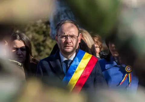 Primarul din Botoșani, denunțat la DNA pentru că și-a favorizat amanta. Soțul femeii: Tot orașul ar trebui să îi mulțumească nevestei mele, când mai aveam noi flori pe bulevard?