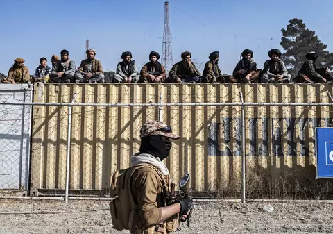 Rudele unor victime au executat doi bărbați pe un stadion din Afganistan, în prezența a mii de oameni