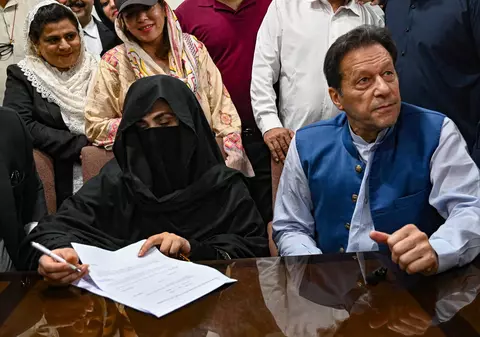 Curg condamnările împotriva lui Imran Khan: fostul premier pakistanez și cea de-a treia lui soție au primit 7 ani de închisoare, pentru căsătorie ilegală