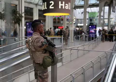 Trei persoane au fost înjunghiate într-o gară din Paris. Atacatorul a fost prins