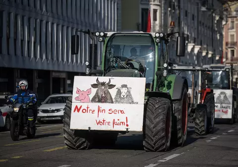 Protestele fermierilor au ajuns și în Elveția: 30 de tractoare în centrul Genevei. „Fără ţărani nu veţi avea ce mânca” | VIDEO