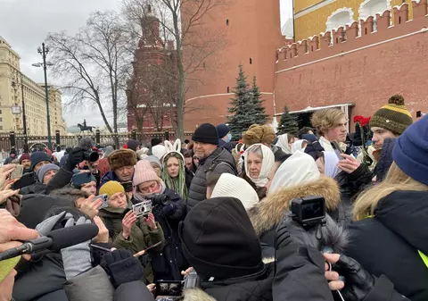 Cel puțin 20 de jurnaliști, arestați la Moscova, în timpul unei manifestații din Piața Roșie a soțiilor soldaților ruși trimiși pe front | VIDEO