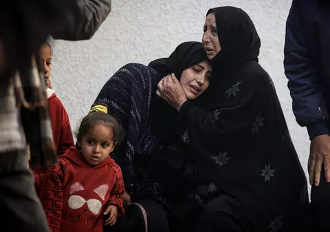 O palestiniancă din Gaza acuză abuzurile soldaților israelieni: „Pupă steagul, pupă steagul”. Dacă refuza, ea spune că era dată cu capul de pereți