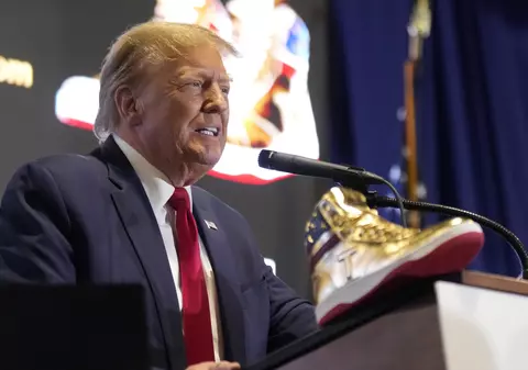 Donald Trump și-a lansat linie de încălțăminte: adidași aurii care costă 400 de dolari. „Cred că va fi un mare succes”