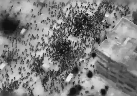 Peste 100 de palestinieni care așteptau ajutoare, „uciși într-un atac israelian”, acuză oficialii din Gaza. Israelul spune că a fost o busculadă