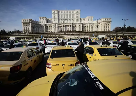 Sute de taximetrişti au protestat din nou în Piaţa Constituţiei. Ce revendicări au avut