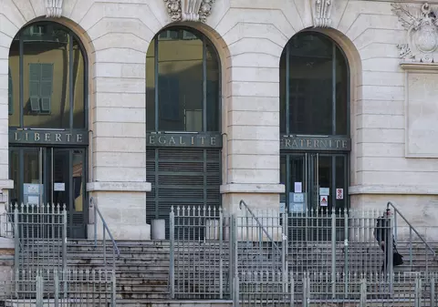 Familie de români, bătută cu bare de fier de doi vecini moldoveni, în Franța. Fiica de 10 ani a ajuns la spital cu răni grave la cap