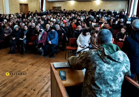 Un sat din vestul Ucrainei nu vrea să-și trimită oamenii pe front. Femeile se opun reprezentanților armatei: „Nu-ți dăm băieții!”