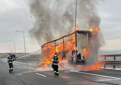 Un TIR a luat foc pe Autostrada A1, în județul Sibiu. Remorca autocamionului a ars ca o torță