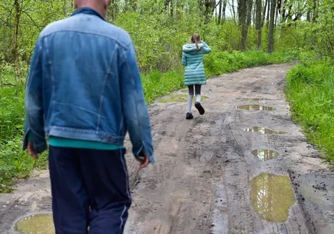 Cazul violatorului de fetiţe lăsat în libertate de magistraţi până la condamnare și după recidivă. Prima victimă, răpită și sechestrată timp de 9 zile