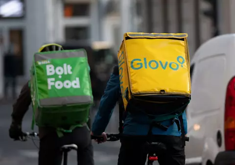 Boom al livrărilor la domiciliu, chiar și după pandemie. Un bucureștean a comandat anul trecut mâncare în valoare de 27.000 de euro