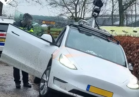 Șoferul unei mașini Google Street View a ajuns în șanț cu bolidul Tesla Model Y. Era atât de beat încât n-a putut sufla în fiolă | VIDEO