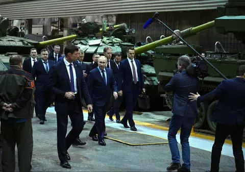 „Economia Kalașnikov”. Producția militară a Rusiei duduie, spre surprinderea strategilor occidentali, și oferă un avantaj uriaș pe front