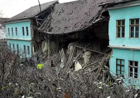 Primăria Odorheiu Secuiescu, amendată pentru autorizarea lucrărilor de la internatul prăbușit, unde au murit doi elevi