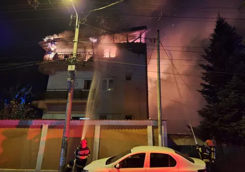 Explozie urmată de incendiu la o casă din sectorul 5 al Capitalei. Patru persoane, transportate la spital