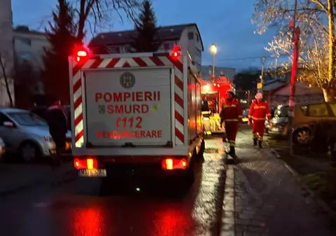 Incendiu într-un bloc din Suceava. Două persoane au fost găsite moarte într-un apartament