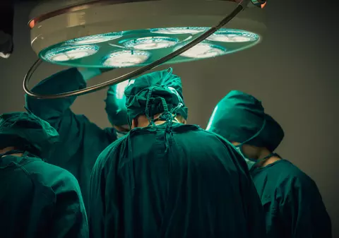 Medic ginecolog din București, acuzat de vătămare corporală din culpă, după ce o femeie operată de el, a ajuns cu septicemie la spital