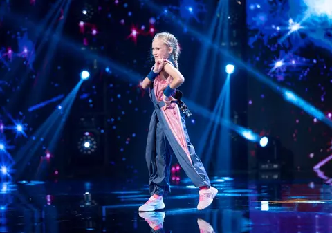 Xenia Balteanco, fetița de 9 ani care a făcut spectacol pe scena „Românii au talent”. I-a lăsat mască pe jurați. „Este de nivelul unui dansator profesionist”