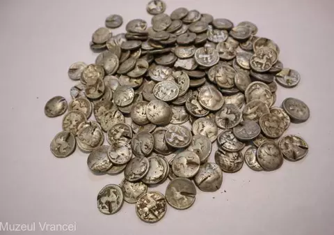 Peste 150 de drahme şi tetradrahme greceşti din argint, vechi de 2.000 de ani, descoperite în Vrancea de doi căutători de comori