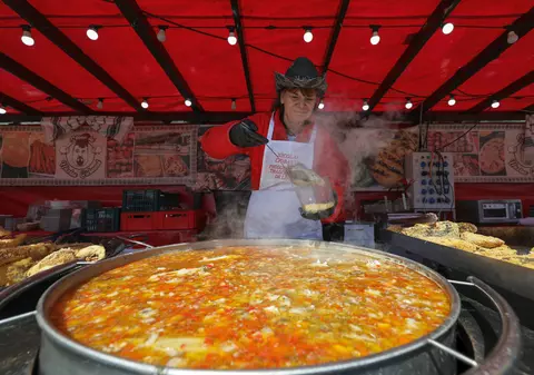 FOTO. Festival Pescăresc de Buna Vestire, pe Kiseleff. Cozi pentru saramură de crap, păstrăv la proțap, plus alte sortimente de pește