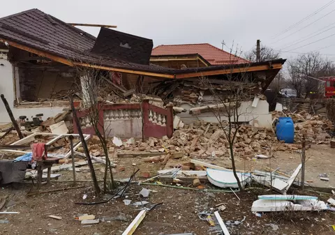 Concentrația de gaz metan a crescut de peste trei ori în ultima zi lângă casa din Dolj care a sărit în aer. Proprietarul locuinței a fost rănit