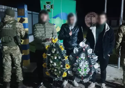Doi ucraineni au vrut să treacă granița spre România, susținând că merg „la înmormântarea bunicii”. Cumpăraseră coroane și plătiseră 2.000 de dolari unui taximetrist