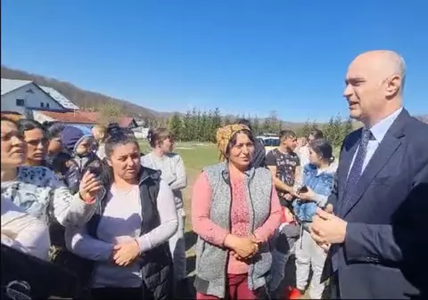 Localnicii dintr-un sat din Argeș și-au împărțit un teren public, după ce un politician le-a promis „pământ gratuit” în schimbul votului. Ce a urmat