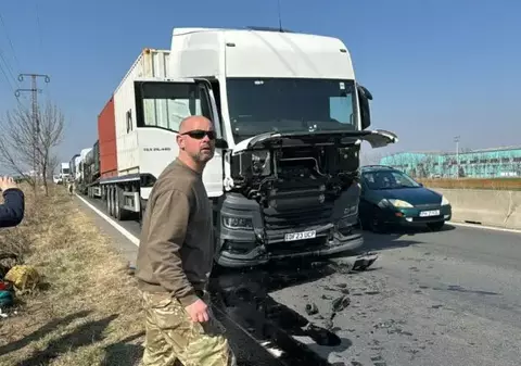 Ciocnire în lanț pe DN1, în Prahova. Trei vehicule militare înmatriculate în Marea Britanie au fost implicate
