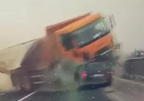 Accidentul cu trei morți de la Avrig a fost filmat. Momentul în care basculanta strivește un autoturism și apoi cade de pe viaduct | VIDEO