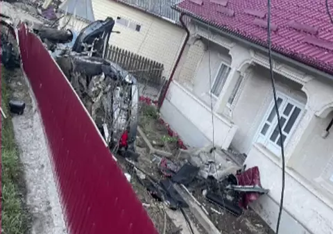 Trei tineri au murit și alți trei au fost răniți, după ce mașinile lor s-au ciocnit și s-au răsturnat în curțile unor case, în Neamț