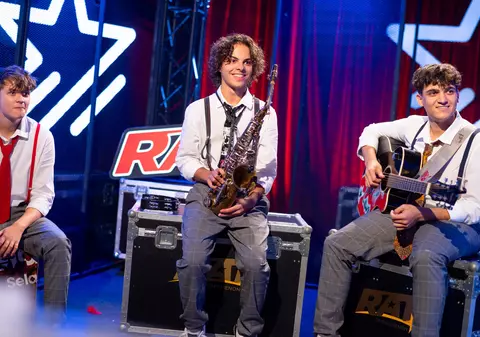 Povestea trupei Acoustic Boyz de la „Românii au talent”. Au cântat pe stradă și au devenit virali după un clip filmat în baie