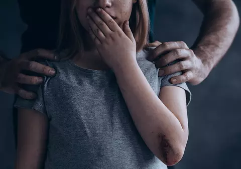 Un profesor din Argeș, acuzat că a agresat sexual o elevă în şcoală, a fost arestat