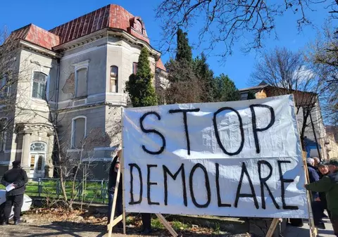 Protest la Bistrița, pentru salvarea clădirii fostei biblioteci județene, în locul căreia se dorește construirea unui bloc cu zece etaje