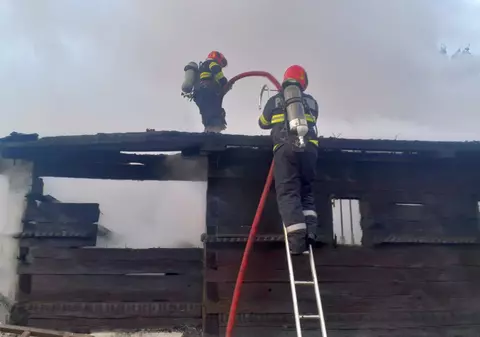 O biserică veche de aproape 300 de ani din Vâlcea, monument istoric, distrusă într-un incendiu