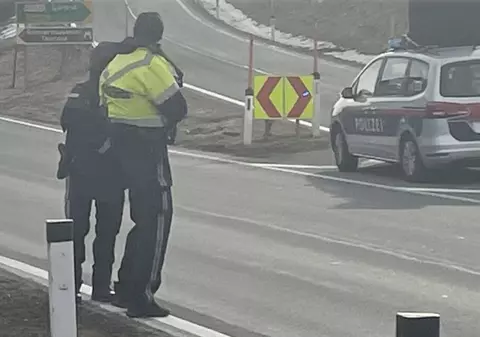 Camion furat în timp ce era descărcat, într-un oraș din Austria. Hoțul le-a spus polițiștilor că era în căutarea unui loc unde să doarmă