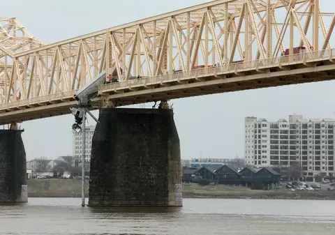 Momentul în care o șoferiță de TIR este scoasă nevătămată din cabina camionului care atârna de un pod | VIDEO