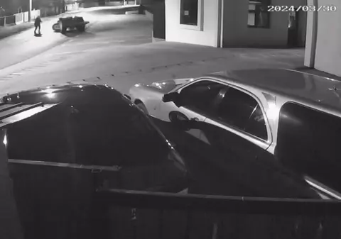 Un bărbat din Galaţi a fost călcat de mai multe ori de tractorul pe care îl conducea. Accidentul a fost surprins de camerele de supraveghere | VIDEO