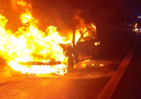 O mașină a luat foc în mers și a ars ca o torță pe Autostrada A1. Șoferul a reușit să se salveze
