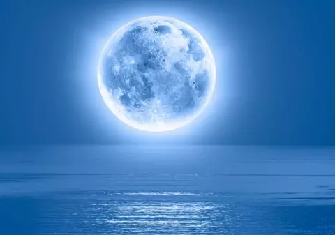 Ce este luna albastră. Când apare și ce înseamnă acest fenomen astronomic rar