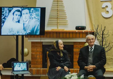 REPORTAJ. Maria și Ioan, secretul unei căsnicii de 70 de ani - o poveste de dragoste cu iz de sat și vremuri stricte. „Eu mă duceam la o moară unde se făcea făină și ea venea cu niște oi”