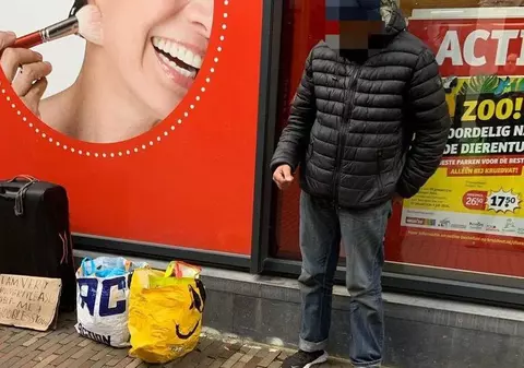 Un polițist olandez le cere locuitorilor din Haarlem să ignore un cerșetor român care a scris pe un carton „Mi-e foarte foame!”