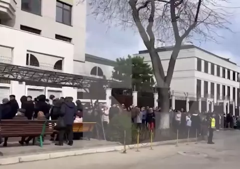 Incident la Ambasada Rusiei de la Chișinău. Un bărbat mascat a aruncat cu cocktailuri Molotov în curte, când oamenii erau la coadă să voteze