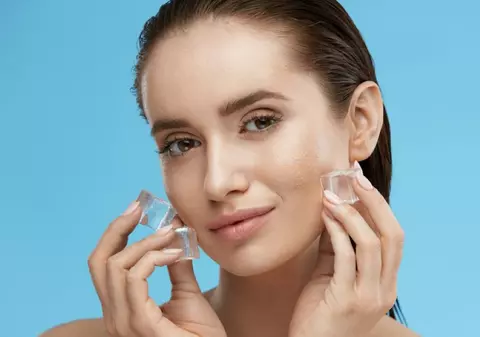 Cum să foloseşti cuburile de gheaţă pentru întreţinerea tenului